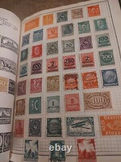 Collection de Timbres du Monde dans un Album Mondial Parfait de 1935 par Grossett & Dunlap