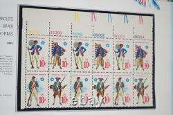 Collection de blocs de planche neufs de diverses tailles de 150 timbres américains 1975-1979 stockée dans un album