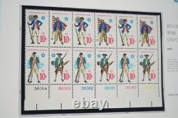 Collection de blocs de planche neufs de diverses tailles de 150 timbres américains 1975-1979 stockée dans un album