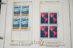 Collection de blocs de plaques de 280 + timbres neufs des États-Unis 1967-1978 dans un album Minkus