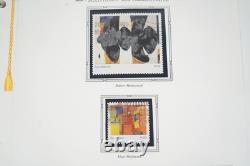 Collection de quelques centaines de timbres US 2010 neufs et utilisés stockés dans un album White Ace