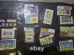 Collection de timbres Joystamp Beautiful WithW Mint NH et feuilles-souvenirs dans un album à 3 anneaux