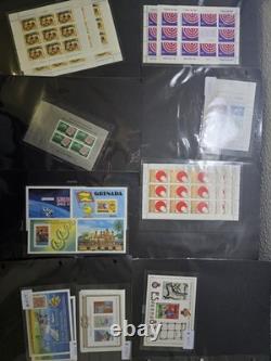 Collection de timbres Joystamp Beautiful WithW Mint NH et feuilles-souvenirs dans un album à 3 anneaux