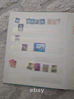 Collection de timbres + album (environ 100) TRÈS RARE VINTAGE VTG Collectionneurs