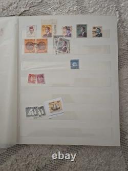 Collection de timbres + album (environ 100) TRÈS RARE VINTAGE VTG Collectionneurs