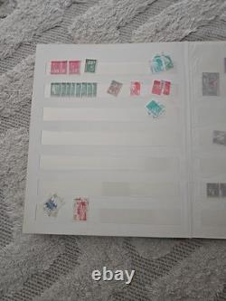 Collection de timbres + album (environ 100) TRÈS RARE VINTAGE VTG Collectionneurs