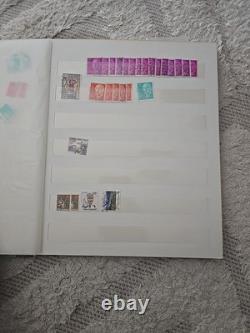 Collection de timbres + album (environ 100) TRÈS RARE VINTAGE VTG Collectionneurs