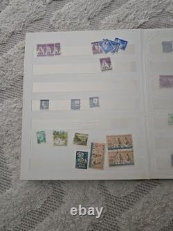 Collection de timbres + album (environ 100) TRÈS RARE VINTAGE VTG Collectionneurs