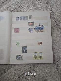 Collection de timbres + album (environ 100) TRÈS RARE VINTAGE VTG Collectionneurs