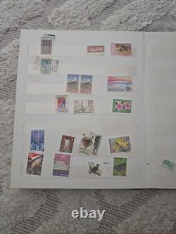 Collection de timbres + album (environ 100) TRÈS RARE VINTAGE VTG Collectionneurs
