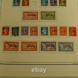 Collection de timbres algériens Haute Volta neufs et oblitérés dans un album.