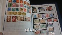 Collection de timbres amusants du monde entier dans l'album Voyager de l'aventure