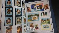 Collection de timbres amusants du monde entier dans l'album Voyager de l'aventure