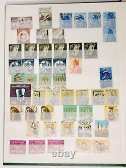 Collection de timbres anciens de l'UAR du Moyen-Orient en vrac dans un album Lighthouse et sur des pages détachées.