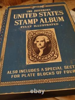 Collection de timbres-boutique des États-Unis dans un album Jefferson de 1960. Beaucoup à voir
