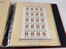 Collection de timbres de feuilles en menthe de Norman Rockwell dans un grand album complet