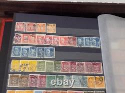 Collection de timbres de la Suède, du début à la période moderne, dans un album de timbres.