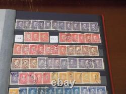 Collection de timbres de la Suède, du début à la période moderne, dans un album de timbres.