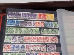 Collection de timbres de la Suède, du début à la période moderne, dans un album de timbres.