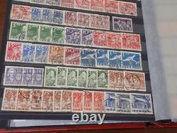 Collection de timbres de la Suède, du début à la période moderne, dans un album de timbres.