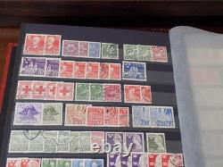 Collection de timbres de la Suède, du début à la période moderne, dans un album de timbres.