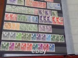 Collection de timbres de la Suède, du début à la période moderne, dans un album de timbres.