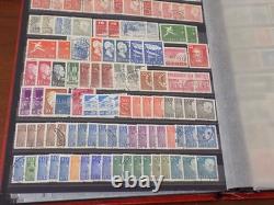 Collection de timbres de la Suède, du début à la période moderne, dans un album de timbres.