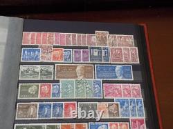 Collection de timbres de la Suède, du début à la période moderne, dans un album de timbres.
