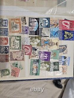 Collection de timbres du monde dans un classeur (album)