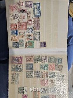 Collection de timbres du monde dans un classeur (album)