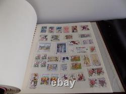 Collection de timbres du monde en 4 albums, du début à la modernité