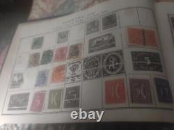 Collection de timbres du monde entier dans deux albums vintage de 1935 et 1928. WOW