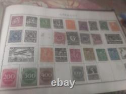 Collection de timbres du monde entier dans deux albums vintage de 1935 et 1928. WOW