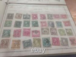 Collection de timbres du monde entier dans deux albums vintage de 1935 et 1928. WOW