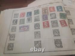 Collection de timbres du monde entier dans deux albums vintage de 1935 et 1928. WOW