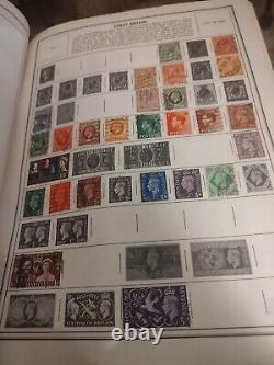 Collection de timbres du monde entier dans l'album Ambassadeur de He Harris chargé de grands timbres