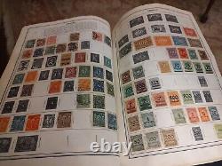 Collection de timbres du monde entier dans l'album Ambassadeur de He Harris chargé de grands timbres