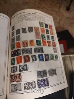 Collection de timbres du monde entier dans l'album Ambassadeur de He Harris chargé de grands timbres