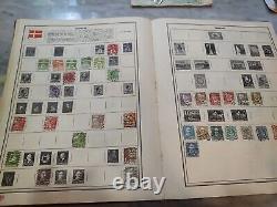 Collection de timbres du monde entier dans l'album Harris Traveler 1954 chargé de grands timbres
