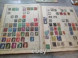 Collection de timbres du monde entier dans l'album Harris Traveler 1954 chargé de grands timbres