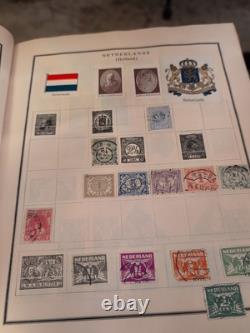 Collection de timbres du monde entier dans un album classique moderne des années 50 rempli de philatélie +
