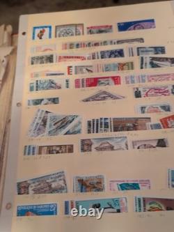 Collection de timbres du monde entier dans un album classique moderne des années 50 rempli de philatélie +