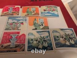 Collection de timbres du monde entier dans un album classique moderne des années 50 rempli de philatélie +