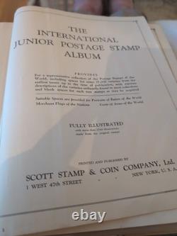 Collection de timbres du monde entier dans un album international Scott de 1933 en parfait état.