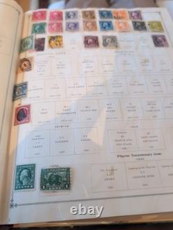 Collection de timbres du monde entier dans un album international Scott de 1933 en parfait état.