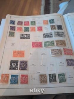 Collection de timbres du monde entier dans un album international Scott de 1933 en parfait état.