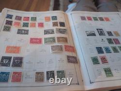 Collection de timbres du monde entier dans un album international Scott de 1933 en parfait état.