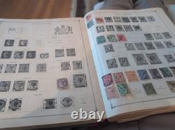 Collection de timbres du monde entier dans un album international Scott de 1933 en parfait état.