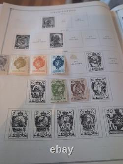 Collection de timbres du monde entier dans un album international Scott de 1933 en parfait état.