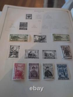 Collection de timbres du monde entier dans un album international Scott de 1933 en parfait état.